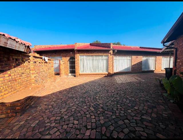 5 BEDROOM HOUSE FOR SALE IN NEW STATE AREA